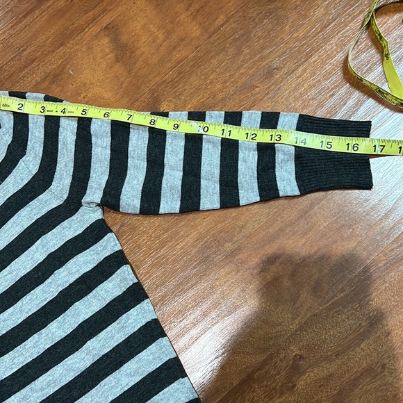 Forever 21 1/4 sleeve Sweater Shirt light weight - Picture 6 of 7